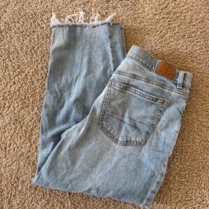 American Eagle Light Wash Women’s Barrel Jeans w/ Frayed Hem 4S